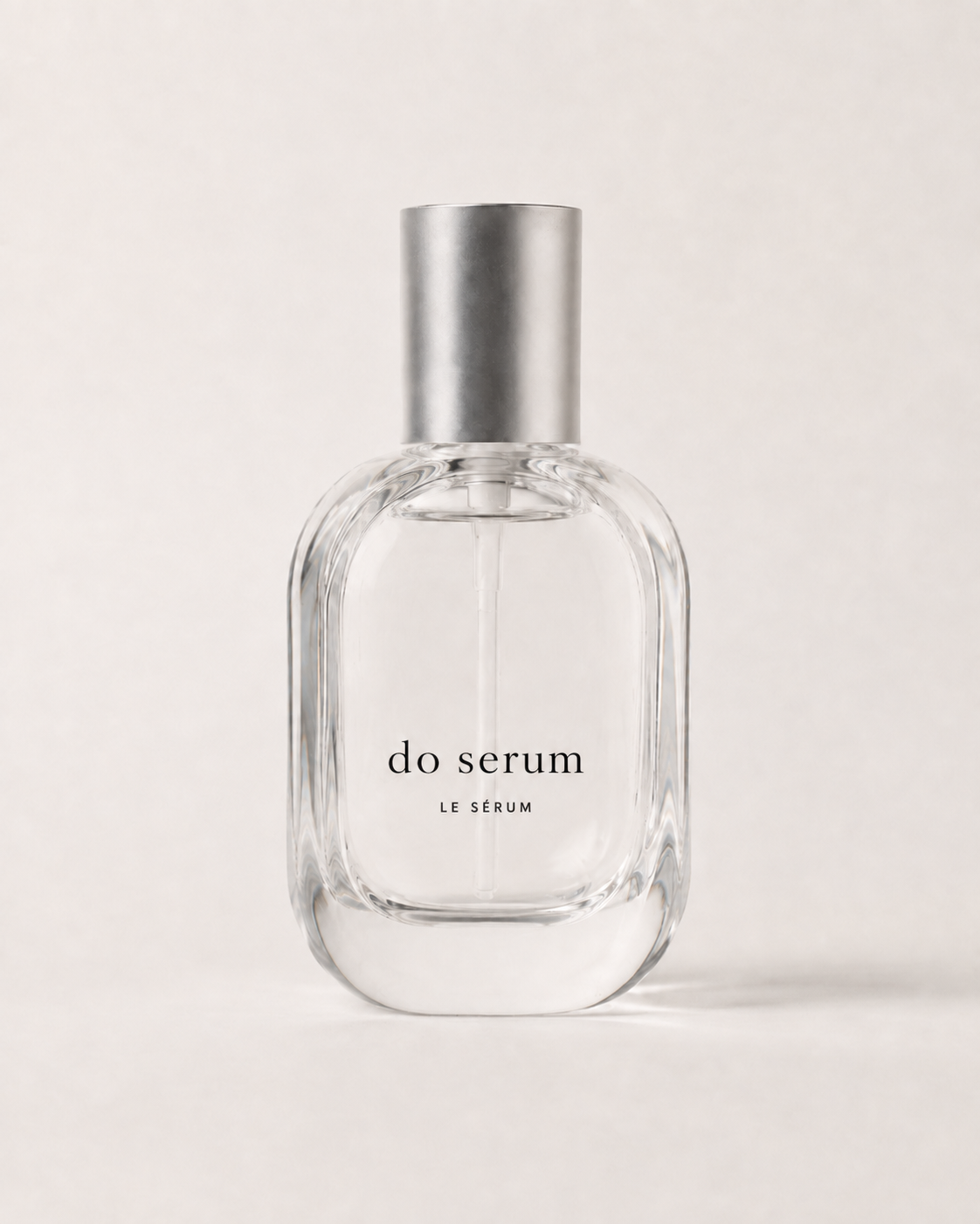 do serumのボトル正面。厚みのある底と楕円形のガラス容器、銀色のキャップ。
